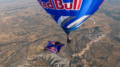 Kapadokya'da nefes kesen gösteri: Balonların arasında saatte 200 kilometre hızla uçtu