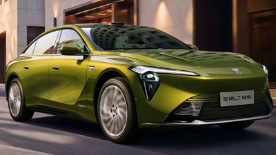 Tek şarjla 702 kilometre gidiyor: Yeni elektrikli sedan sahneye çıktı