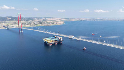 5 kurtarma gemisi eşlik etti: SAIPEM 7000 Çanakkale Boğazı’ndan geçti