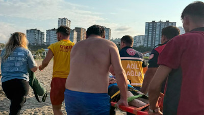 Dalgaların arasında çırpınıyordu: Ekipler suyun içerisinden çekip aldılar