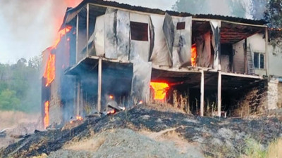 Ev bir anda alevlere teslim oldu: Geriye kullanılamaz hale gelen bina kaldı
