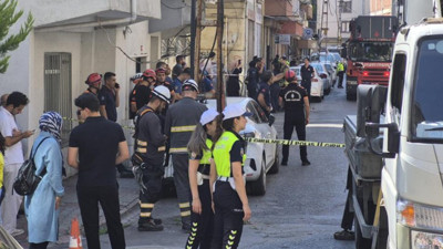 İstanbul'da korku dolu anlar: Binanın balkonu büyük gürültüyle çöktü