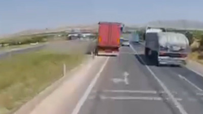 TIR'ın savrulduğu anlar yürekleri ağza getirdi: Kameraya anbean yansıdı
