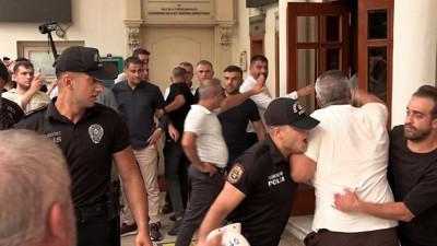 Yeni plaka ihalesine biber gazlı tepki: Adana’da polis eylemcilere müdahale etti