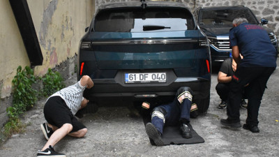 Anne kedi yavruları için otomobilin peşinden koştu: İmdadına itfaiye yetişti