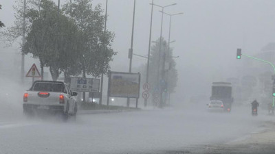 Düzce'de şiddetli sağanak yağış trafiği olumsuz etkiledi