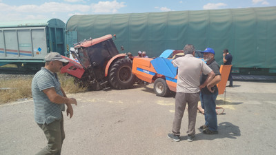 Hemzemin geçitte kaza: Sivas’ta yük treni traktöre çarptı: 1 yaralı