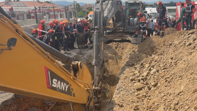 Ekipler tonlarca toprağın altına kalan işçi için seferber oldular: Pendik'te hareketli anlar