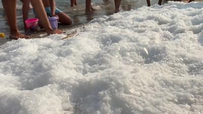 Bodrum'da termometreler patladı: İşletmeci sahili buzla doldurdu