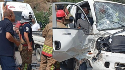 Kamyonet TIR'la çarpıştı: 3 yaralı