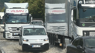 Samsun'da sağanak etkili oldu: Yollar göle döndü, mazgaldan metrelerce su fışkırdı