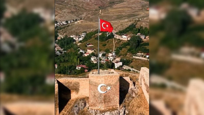 Bayburt Kalesi’nde yeni Türk bayrağı