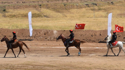 At sırtındaki amansız mücadele nefes kesti: Erciş’te dört nala heyecan