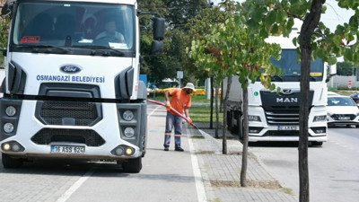 Bursa Osmangazi’de yeşil alanlara yaz sıcaklarına karşı sulama desteği