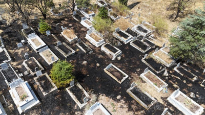 Eskişehir Odunpazarı Mezarlığı'nda yangın: Çok sayıda kabir zarar gördü