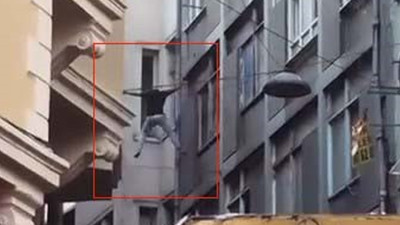 Kendini örümcek adam yerine koydu: Elektrik tellerinden hava minderine