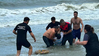 Ordu Ünye'de yasağa rağmen denize giren iki kardeş boğulmaktan son anda kurtarıldı