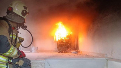 Hatay Arsuz’da güneş enerjisi aküleri alev aldı: Yangın büyümeden söndürüldü
