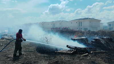 Silivri’de rüzgar alevleri büyüttü: Ekipler seferber oldu