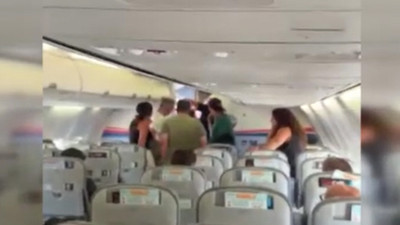 Uçakta saatlerce beklediler: Bagajlar yükleme aracında kaldı