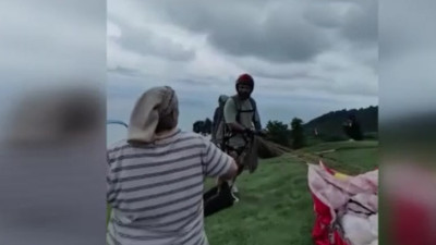 Yamaç Paraşütü’nde kahkaha tufanı: Teyze şaşkınlığını gizleyemedi