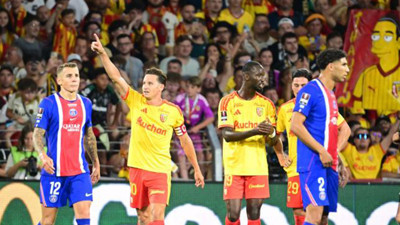 Fransa'da tarihi şampiyonluk: Lens PSG'yi devirerek kupaya uzandı