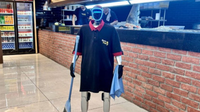 Robot garson Fiko’nun maaşı şaşırttı: Haftada 1 gün de izin yapıyor