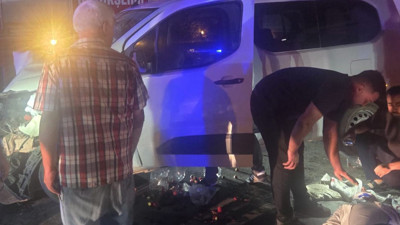 Hafif ticari araç ile otomobil çarpıştı: 7 yaralı