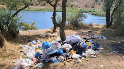 Gölet kıyısı çöplüğü döndü: Balıkçılar görünce dayanamadı