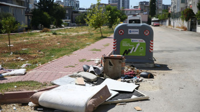 Adana'da sıcak havada çöp ve moloz isyanı: "Her yer pislik içinde"