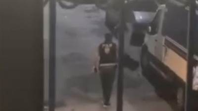 Polisi görünce bıçağı boğazına dayadı: 15 yaşındaki kız polise ecel terleri döktürdü
