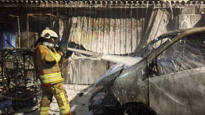 Sinop'ta yangın: 2 araç kullanılamaz hale geldi, 1 iş yerinde hasar oluştu