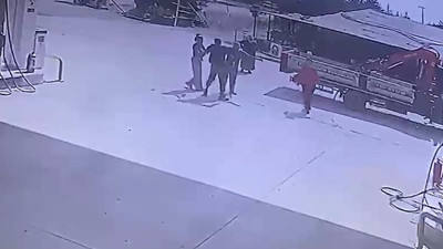 Gözü dönmüş saldırgan korku saçtı: Anne babasının yanında genç kızı kaçırdı