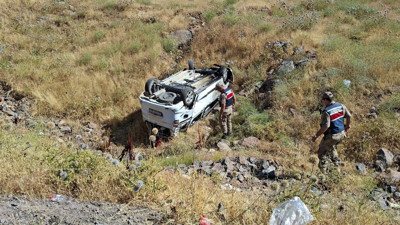Otomobil şarampole uçtu: 6 yaralı: Ekipler kurtarmak için seferber oldu