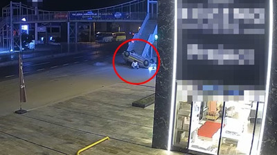 Taklalar atan araçtan sağ çıktı: Üst geçit merdivenlerinde durdu