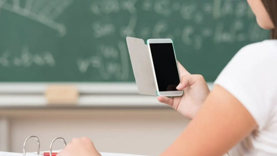 Yeni düzenleme hayata geçti: Fransa'da liselerde cep telefonu yasağı başladı