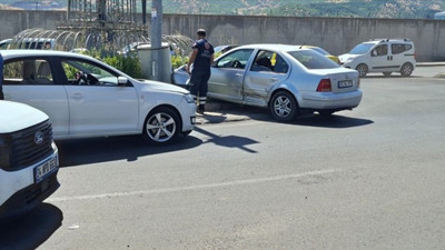 İki otomobil çarpıştı: 1 yaralı