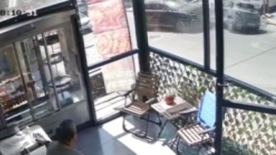 Ara sokakta ihmal kazası: Savrulan otomobil kaldırıma çıktı