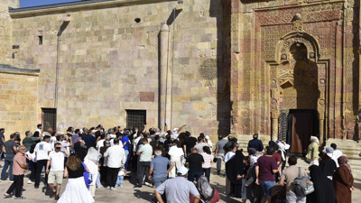 Dünyanın gözü bu gölgede
