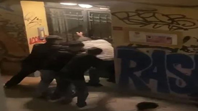 Beyoğlu’nda sokakta darbettikleri kişiyi gasp ettiler: 4 çocuk tutuklandı: O anlar kamerada