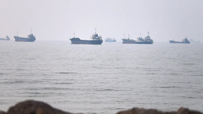 Hürmüz Boğazı'nı geçmeye çalışan 2 tanker mayına çarptı