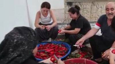 Adana’da damlar kırmızıya boyandı: Türküler eşliğinde kış hazırlığı