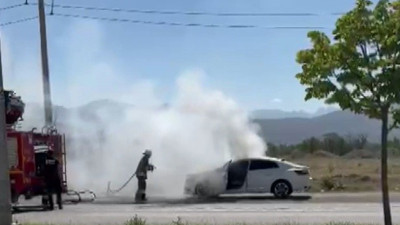 Erzincan'da bakıma giden otomobil seyir halindeyken yanarak kullanılamaz hale geldi