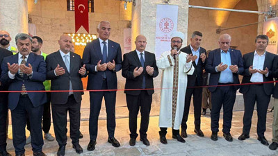 Depremde yıkılan tarihi cami, restorasyon sonrası cuma namazıyla yeniden ibadete açıldı