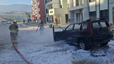 Park halindeki otomobil alevlere teslim oldu