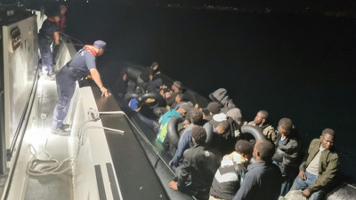 Didim’de lastik bot operasyonu: 32 kaçak göçmen yakalandı