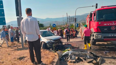 Sakarya’da iki araç kafa kafaya çarpıştı: 2’si çocuk 6 yaralı