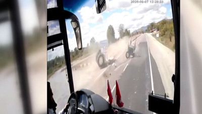 Traktör iki parçaya ayrıldı: Otobüs kamerası kaydetti