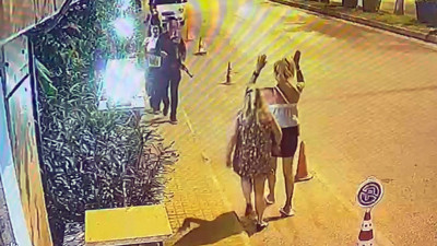 Turizm merkezinde korku dolu dakikalar: Elinde tüfekle sokakta dolaştı