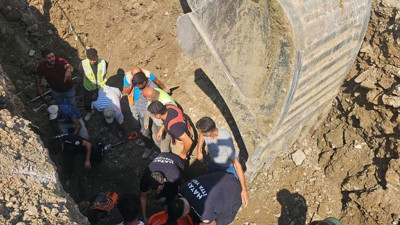 İki işçi toprak altında kaldı: Zamana karşı yarış
